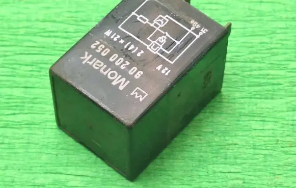 Volkswagen PASSAT B3 Other relay 31493 90200052 2141321