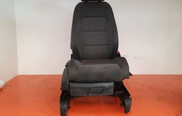 Volkswagen Touran I Front passenger seat 