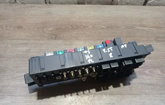 Volvo S60 Fuse module 518829106 30728008