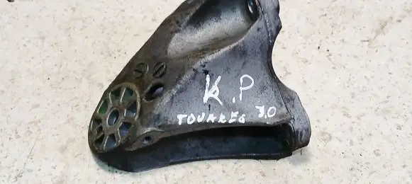 Engine mounting bracket