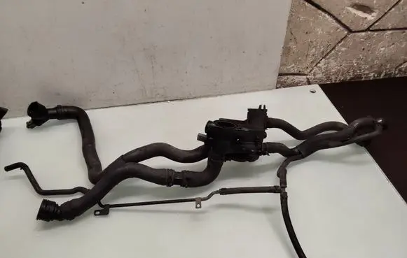 Volkswagen Golf Plus Thermostat/thermostat housing 032121111