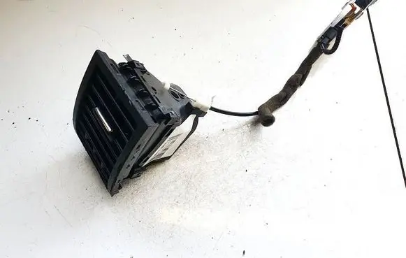 Volkswagen Touareg I Dash center air vent grill 7l6819704