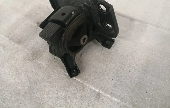 Toyota Avensis T270 Engine mount bracket 123720R030