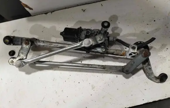 Nissan Leaf I (ZE0) Front wiper linkage 