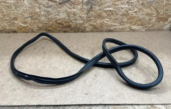KIA Niro Rubber seal front door (on door) 