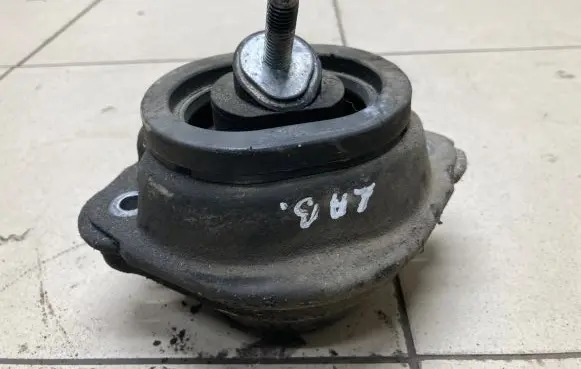 BMW X5 E53 Engine mount bracket