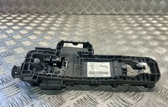 Mercedes-Benz A W176 Front door exterior handle/bracket A2047601900