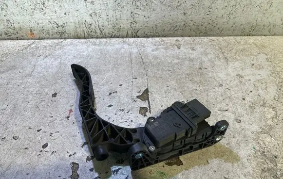 Accelerator throttle pedal
