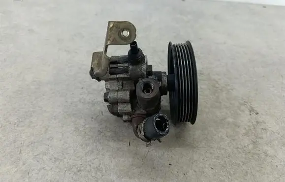 Toyota Corolla Verso E121 Power steering pump 