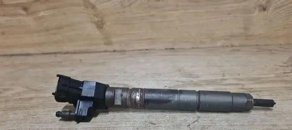 Volvo V60 Fuel injector 31303238