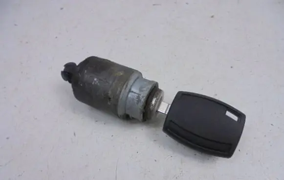Ford Focus C-MAX Front door lock (next to the handle) 