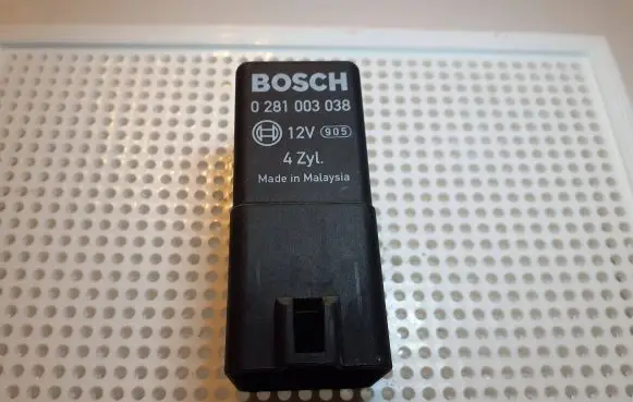 Skoda Octavia Mk2 (1Z) Glow plug pre-heat relay 0281003038