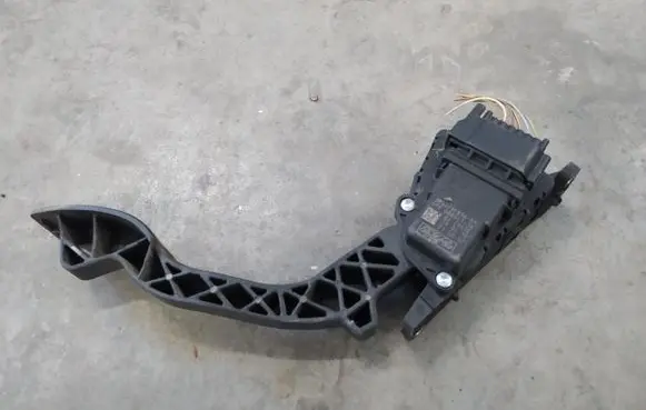 Ford Focus C-MAX Accelerator throttle pedal