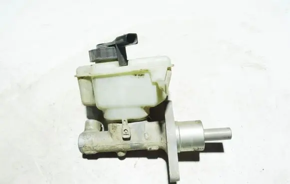 Master brake cylinder