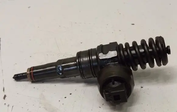 Volkswagen PASSAT B5.5 Fuel injector 038130073AJ