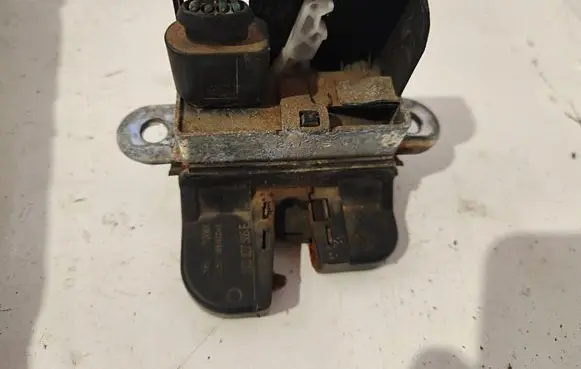 Volkswagen PASSAT B6 Tailgate lock latch 1K6827505E