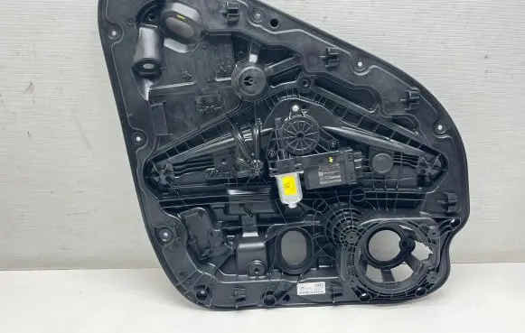 Rear window lifting mechanism without motor