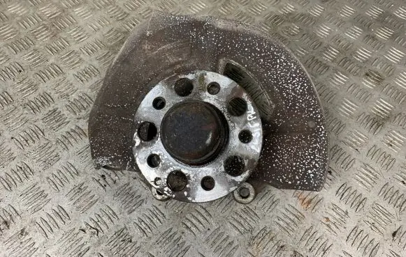 Mercedes-Benz CLS C218 X218 Front wheel hub