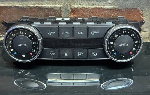 Mercedes-Benz C W204 Climate control unit A2049005805 Q01HW3810 411100