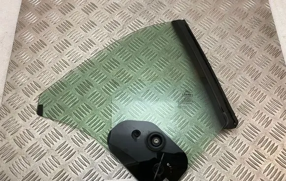 Ford Mustang VI Rear side window FR3B7629864A