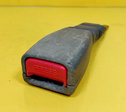 Front seatbelt buckle