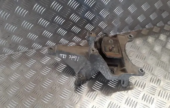 Nissan Note (E12) Gearbox mounting bracket