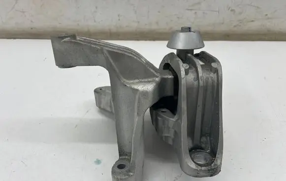Nissan X-Trail T33 Engine mount bracket