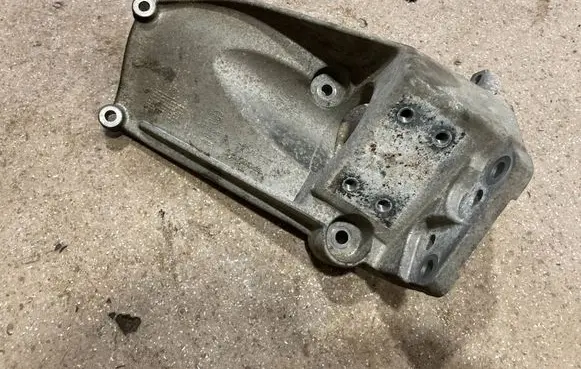 Volvo XC90 Engine mounting bracket 31370633