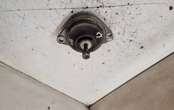 Engine mount bracket
