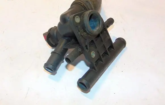 Volkswagen PASSAT B6 Engine coolant pipe/hose 06F121133G