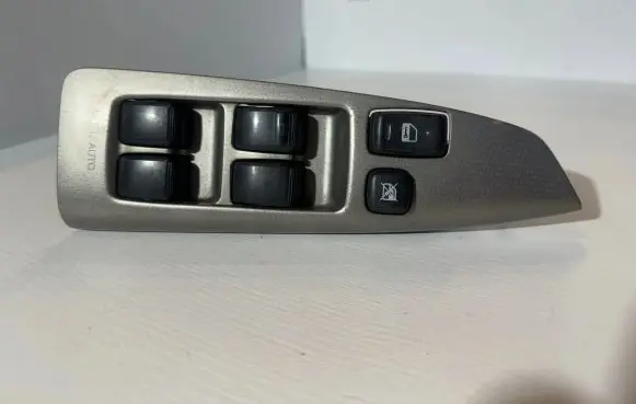 Toyota Corolla Verso E121 Electric window control switch 514700 8404013080
