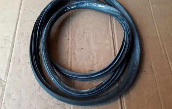 Renault Scenic III - Grand scenic III Rear door rubber seal (on body) 