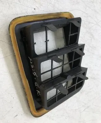 Quarter panel pressure vent