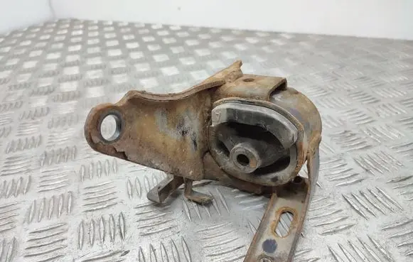 Toyota RAV 4 (XA20) Engine mount bracket