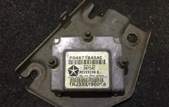 Chrysler PT Cruiser Airbag deployment crash/impact sensor p04671845ac 39754c