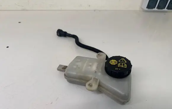 Brake fluid reservoir