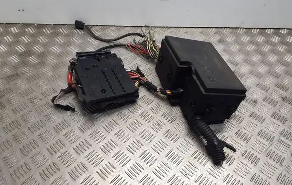 Ford Focus Fuse box set AV6T14A142AB 21184 E00027328