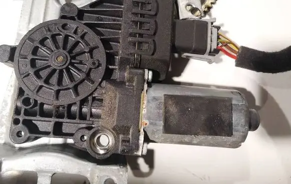 Opel Zafira B Rear door window regulator motor 