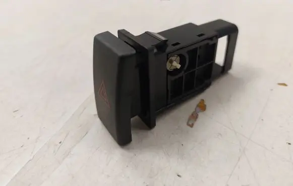 Toyota Avensis T250 Hazard light switch 8433205050 157963