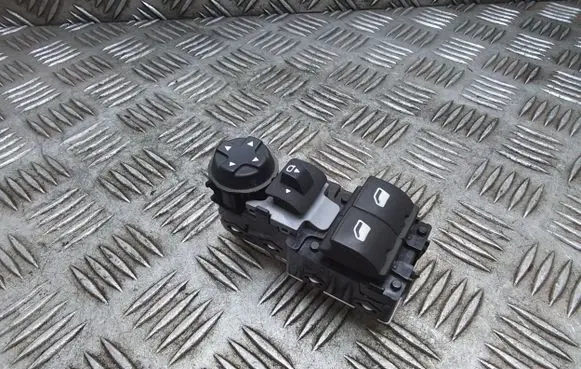 Peugeot Traveller Electric window control switch 96784561ZD 96784561 E31732