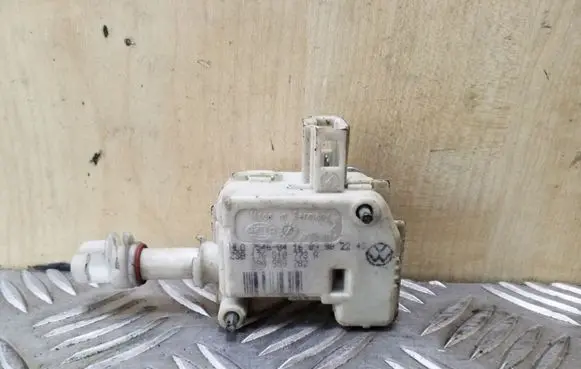 Fuel tank cap lock motor