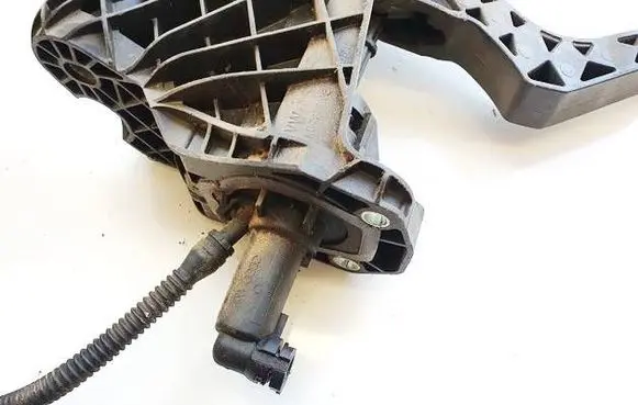 Volkswagen PASSAT B6 Clutch master cylinder 3C0721388D