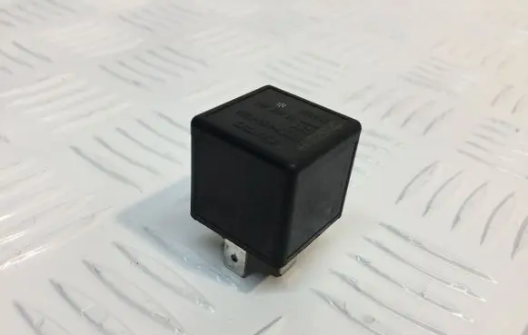 Opel Meriva A Fuel pump relay 90464760