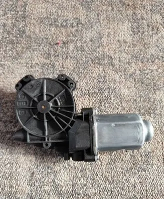 Nissan Qashqai+2 Front door window regulator motor 402033G