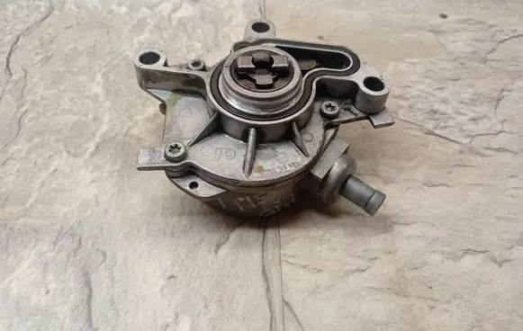 Audi A3 S3 8L Vacuum pump 038145101B