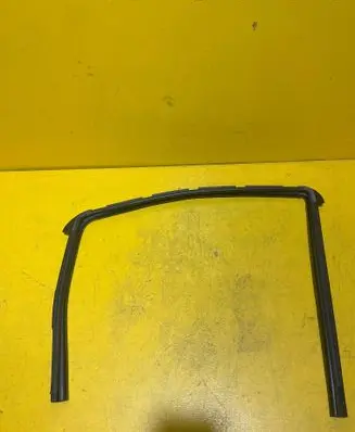 Nissan Note (E11) Rubber seal rear door window/glass 