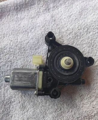 Audi A5 Front door window regulator motor 8W0959801