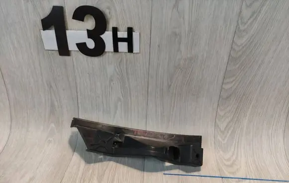 Volkswagen Touran I Front bumper mounting bracket 1T0807890A
