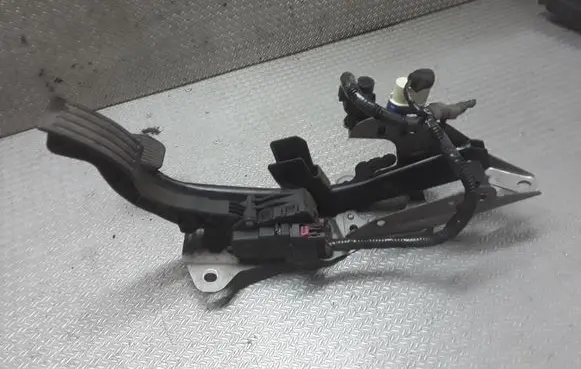 Mazda 3 I Pedal assembly 