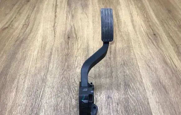 Accelerator throttle pedal